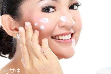 干皮适合乳液还是面霜,干性皮肤适合用面霜还是乳液