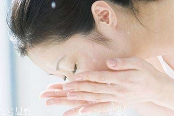 敏感肌肤能用烟酰胺护肤品吗,敏感肌肤可以用烟酰胺吗