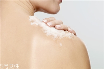 胳膊上长鸡皮疙瘩怎么治疗,大臂上的鸡皮肤怎么办