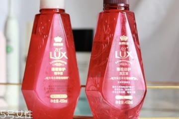 洗发水应该用酸性还是碱性,头发干用酸性洗发水还是碱性 洗发水应该用酸性还是碱性,头发干用酸性洗发水还是碱性