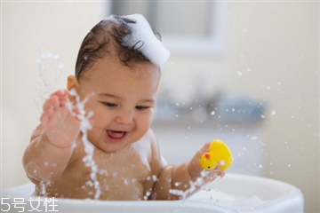 夏天洗澡用什么好,冬天洗澡用什么好