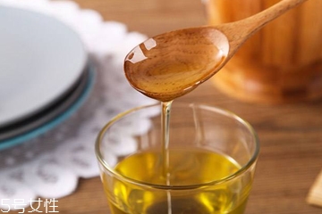 葵花籽油能洗脸吗,食用葵花籽油能涂脸吗