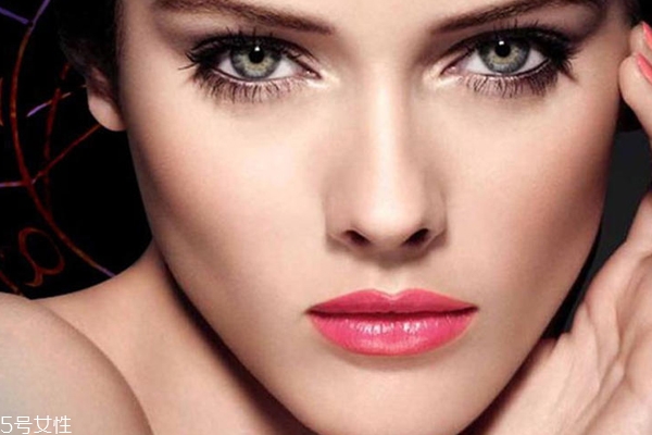 为什么美白护肤品会搓泥,用精华后为什么会搓泥 为什么美白护肤品会搓泥,用精华后为什么会搓泥