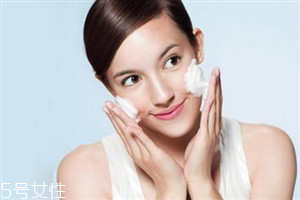 泡沫洗面奶适合什么皮肤用,泡沫型的洗面奶好吗