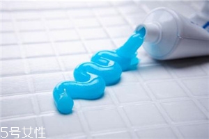 用牙膏洗脸行吗,用牙膏能不能洗脸有没有什么坏处