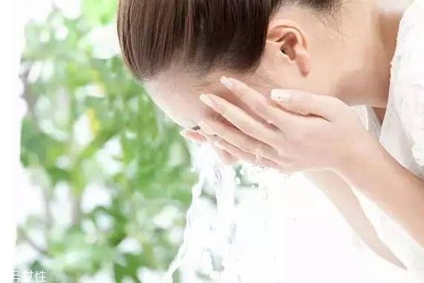 如何让脸不油腻,冬天怎么洗脸最好