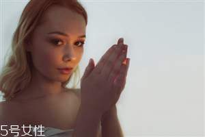 面膜里有荧光剂,面膜里的荧光剂是什么成分 面膜里有荧光剂,面膜里的荧光剂是什么成分