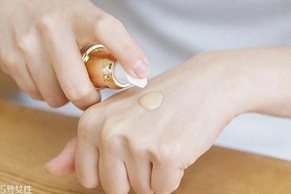 bb霜和粉底液哪个好用,粉底液和粉底霜哪个好