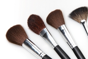 化妆刷可以用洗面奶洗吗,化妆可以用洗面奶洗掉吗