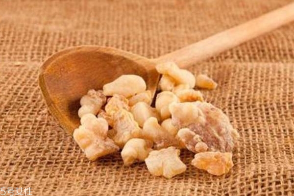 乳香纯露的功效和作用点,阿曼绿乳香纯露的功效和作用