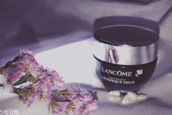 兰蔻小黑瓶可以用在眼周吗,兰蔻小黑瓶眼霜是不是发光眼霜