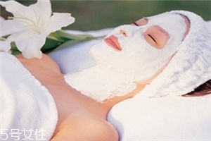 洗澡的时候敷面膜好还是洗完澡敷面膜好,敷完面膜在洗澡这样好吗