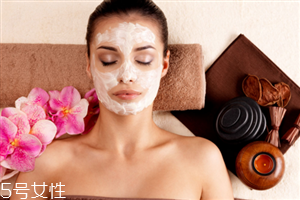 敷完面膜脸红发热怎么回事,敷完面膜脸上发红发热是怎么回事