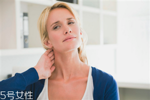 颈纹是怎么形成的,颈纹的产生 颈纹是怎么形成的,颈纹的产生