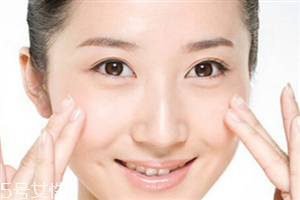 眼霜在抹水乳之前用还是之后用啊,眼霜是用完水乳后用吗