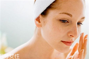 晚上睡觉前的正确护肤步骤,晚上睡前涂什么护肤