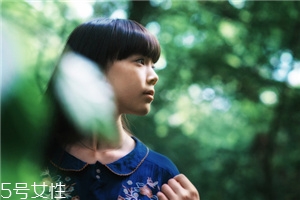 用化妆棉擦水乳好还是用手,到底是用化妆棉上乳液好还是用手?