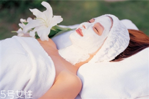 敷面膜前用爽肤水好吗,爽肤水当面膜敷有用呢