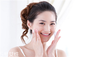 面霜保湿哪个牌子的效果好,晚上用乳液好还是面霜好 面霜保湿哪个牌子的效果好,晚上用乳液好还是面霜好