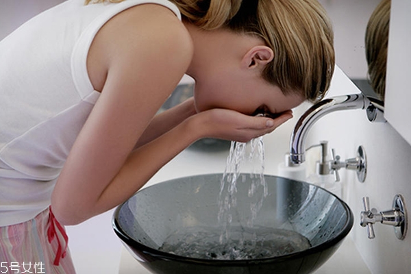 洗面奶洗过后紧绷怎么办,洗面奶洗完皮肤紧绷怎么回事 洗面奶洗过后紧绷怎么办,洗面奶洗完皮肤紧绷怎么回事