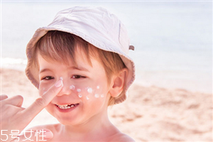 防晒霜晚上要擦吗,涂了防晒霜晚上睡觉需要洗掉吗