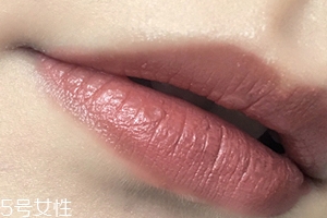 唇色较深用什么口红,嘴唇唇色深用什么颜色的口红