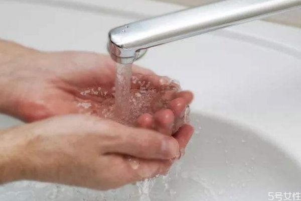 脸过敏还能用洗面奶吗,过敏能用洗面奶吗