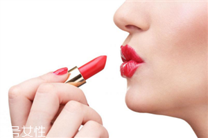 涂口红嘴巴干怎么办 想舔,涂口红嘴巴很干怎么办