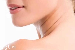 颈纹是怎么产生的,脖子上的皱纹是怎么形成的 颈纹是怎么产生的,脖子上的皱纹是怎么形成的