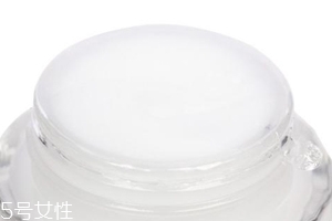 为什么涂了面霜脸会发暗,涂了护肤品后脸变得很暗沉