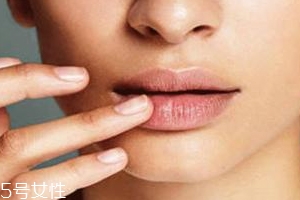 润唇膏可以用手涂吗,润唇膏可以涂在手上吗