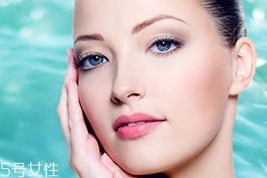 美白精华是不是只能晚上用,美白精华晚上用还是白天用