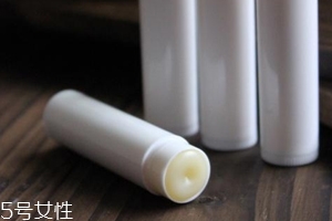 润唇膏多久用完,润唇膏使用期限