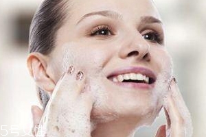 洗了脸脸上有白皮是怎么回事,洗脸后脸上起白皮是什么原因