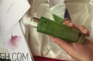 兰蔻精华用在水前还是水后?,兰蔻大眼精华和兰蔻眼霜是要叠加使用吗