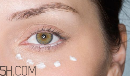 先擦眼霜还是先擦乳液,先抹眼霜还是先抹水乳