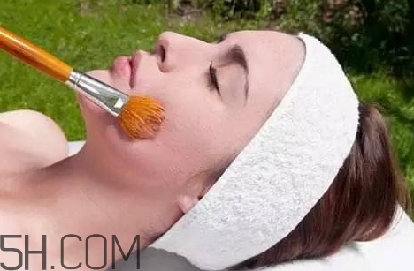 脸上长痘痘刷酸有用吗?,刷酸痘痘越来越多正常吗