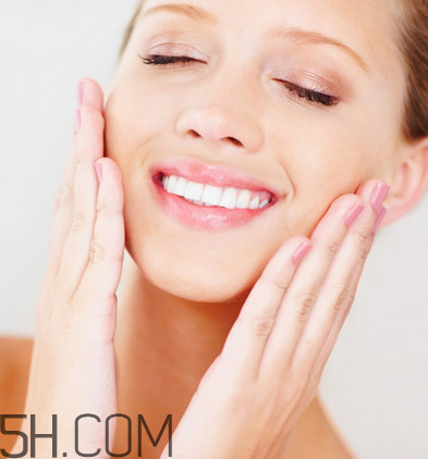 眼唇卸妆卸脸部利弊,卸唇妆的正确方法 眼唇卸妆卸脸部利弊,卸唇妆的正确方法