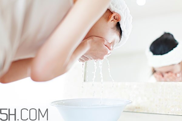 冬天用什么水温洗脸最好,冬天用热水洗脸好吗
