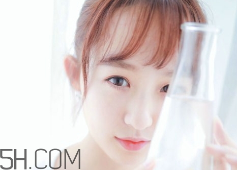 月经期间掉头发厉害正常吗,月经期掉头发怎么回事