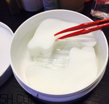 敷眼膜是应该睁眼还是闭眼,敷眼膜需要闭眼吗