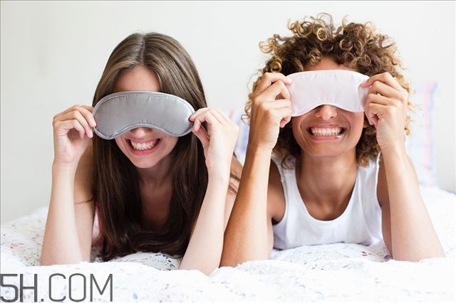 贴眼膜之前要涂爽肤水吗,敷眼膜前需要擦水和乳液吗