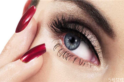 嫁接睫毛的胶水弄到衣服上怎么去掉,嫁接睫毛胶水弄手上怎么弄掉 嫁接睫毛的胶水弄到衣服上怎么去掉,嫁接睫毛胶水弄手上怎么弄掉