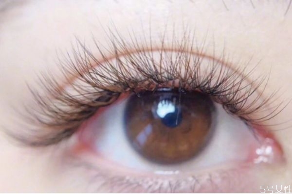 嫁接睫毛越细越好吗,嫁接睫毛浓密好看还是自然好看