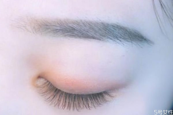 嫁接睫毛是粘在哪里的,嫁接睫毛应该粘在睫毛上面还是下面