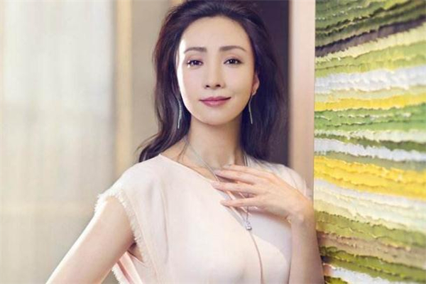 眼窝凹陷用什么填充好,眼窝凹陷填充手术多少钱