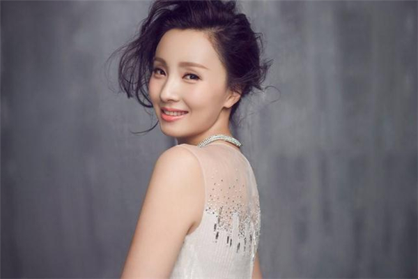 眼窝凹陷用什么填充最好,眼睛凹陷用什么填充比较好