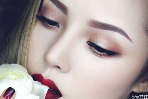 肿眼泡吸脂手术有风险吗,肿眼泡吸脂手术多久会恢复