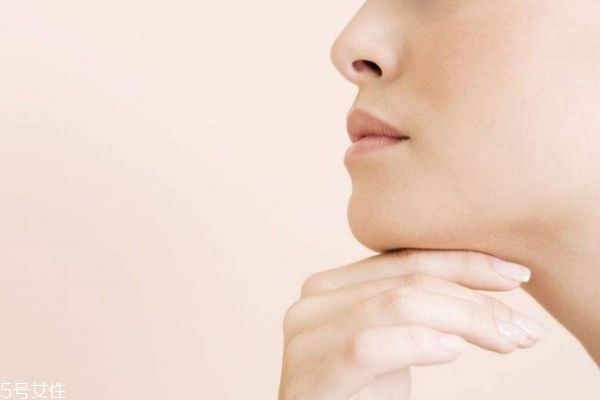 玻尿酸打下巴可以喝酒吗,下巴打了玻尿酸喝了酒会怎么样