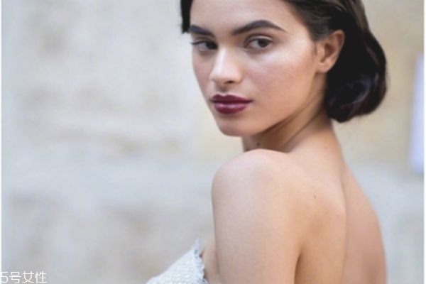 双下巴吸脂针眼在哪个位置,大腿吸脂针眼的位置